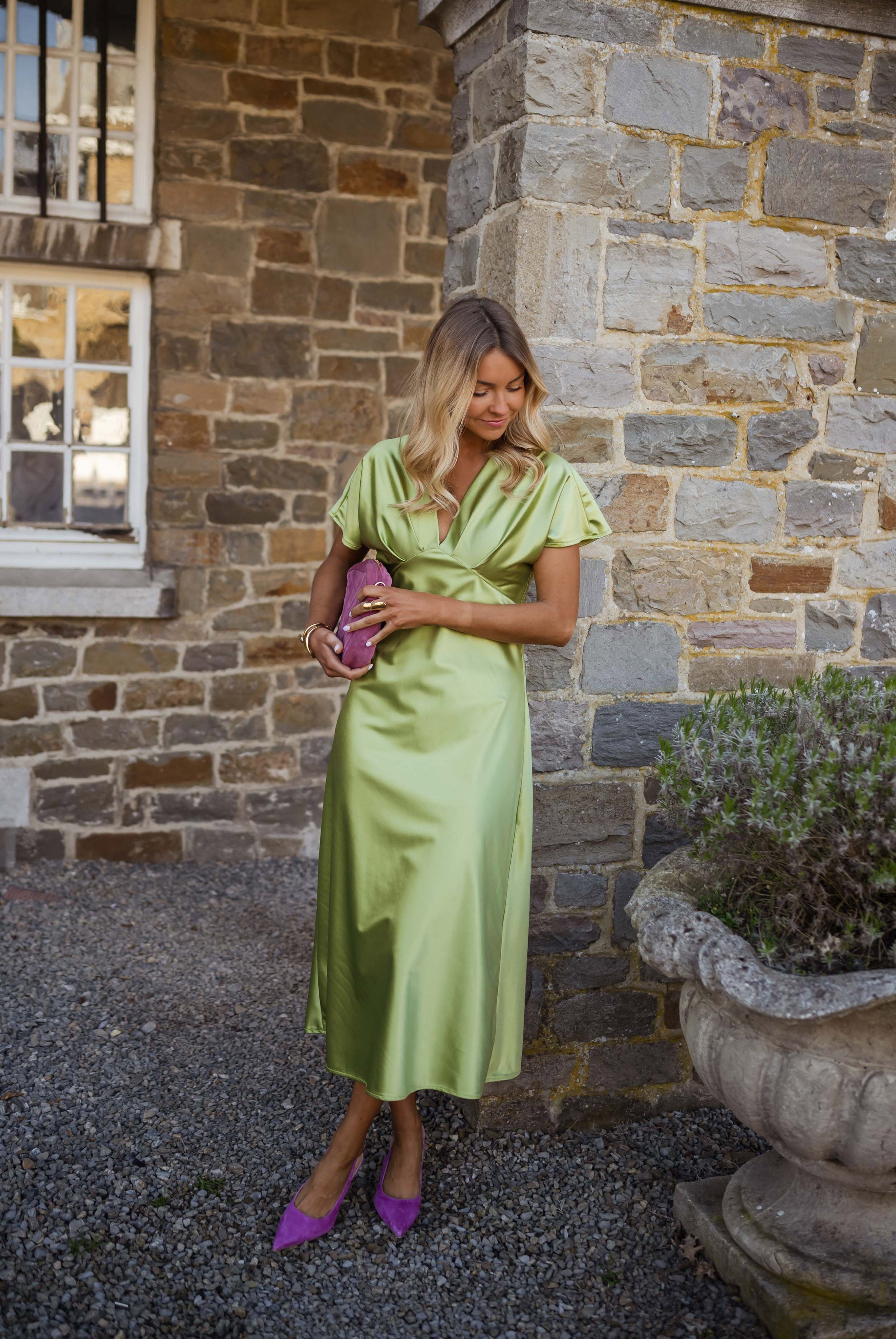 Eleonore | V-ringad satinklänning