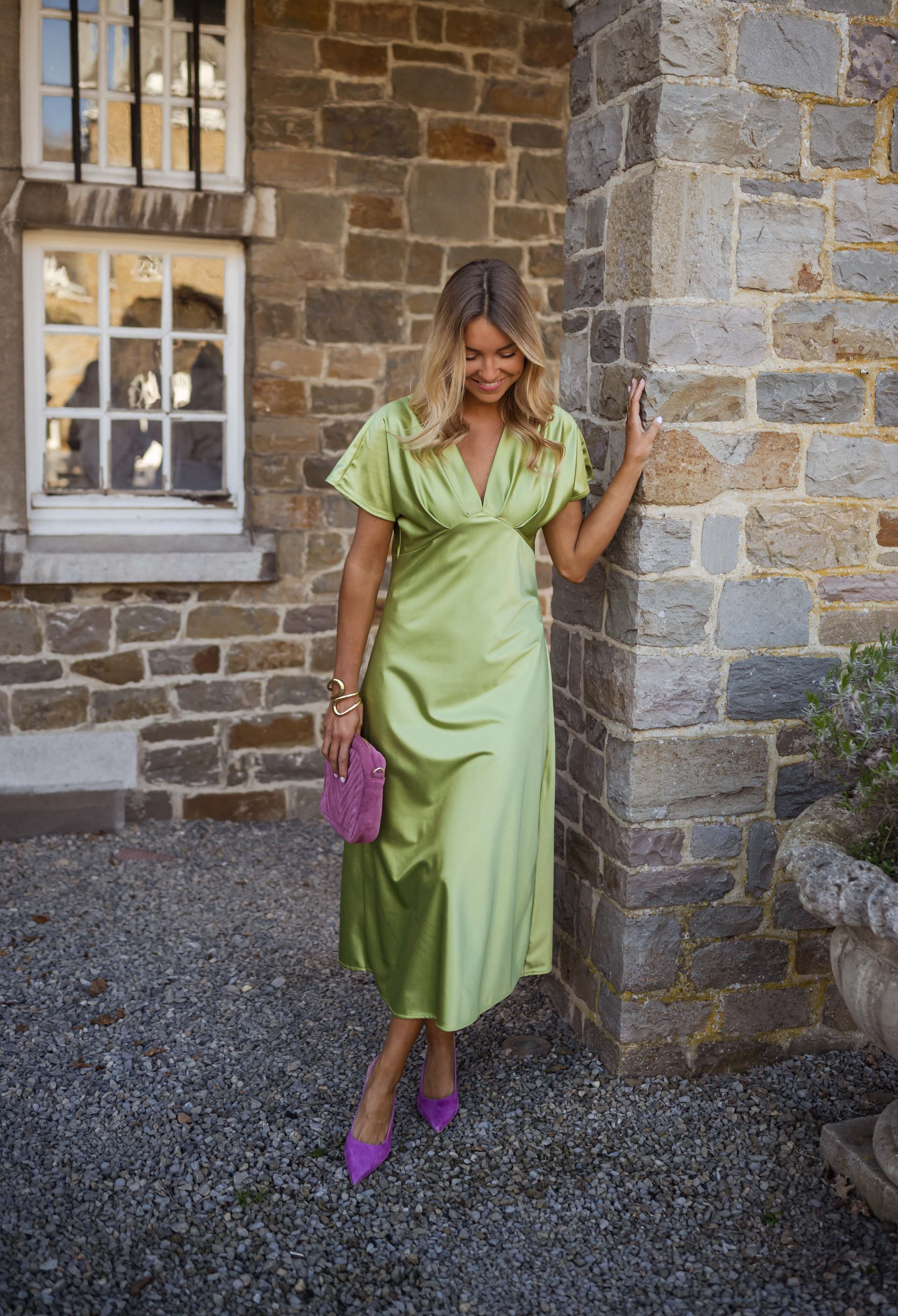 Eleonore | V-ringad satinklänning